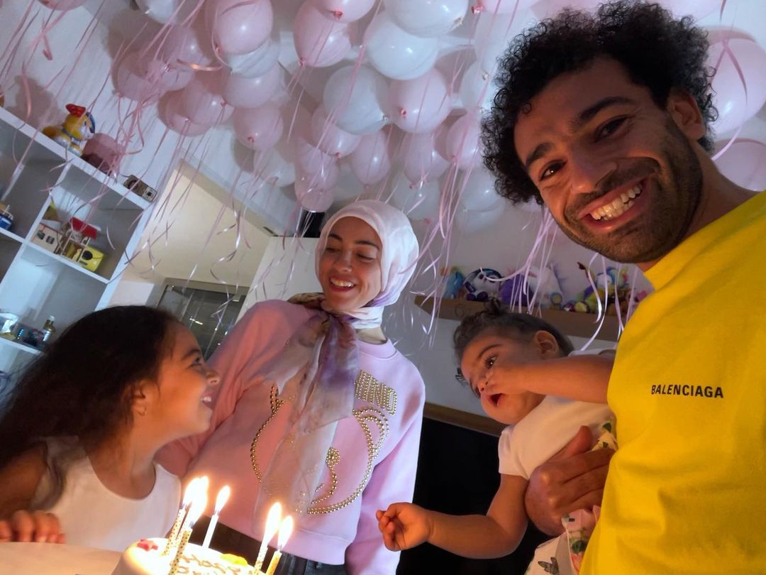 محمد صلاح يحتفل مع أسرته بعيد ميلاد ابنته مكة