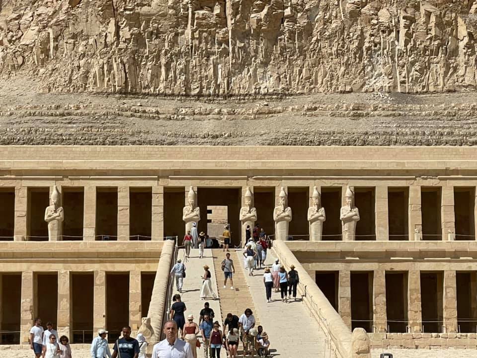 توافد السياح على معبد الملكة حتشبسوت