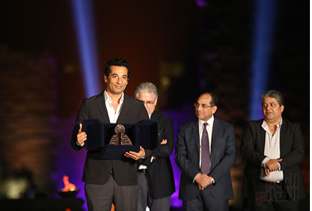 جائزة افضل ممثل لهمرو سعد في دورة سابقة لمهرجان الاقصر