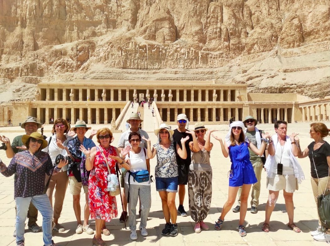 فرحة السائحين أمام معبد الملكة حتشبسوت