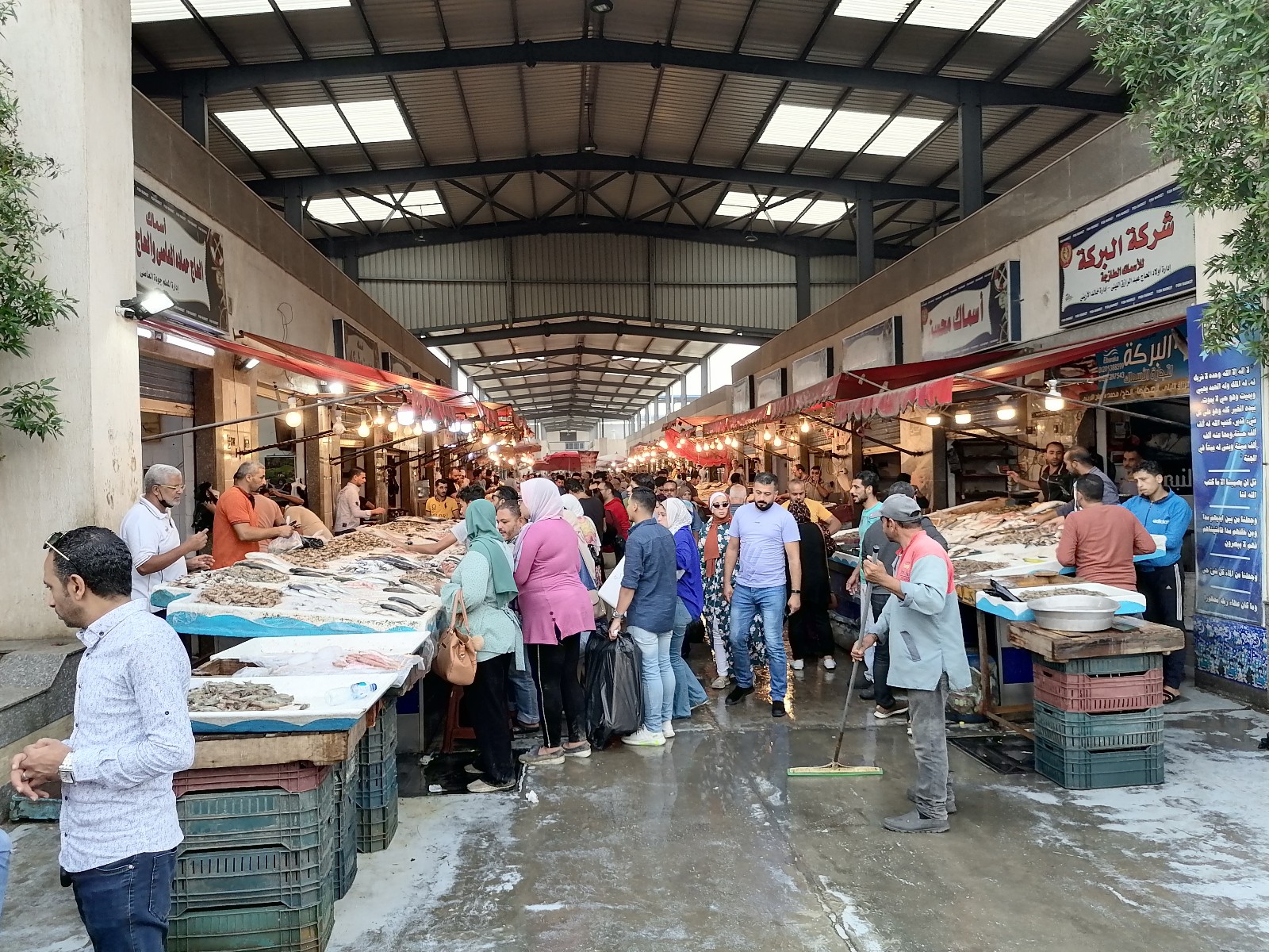 إقبال على سوق أسماك بورسعيد