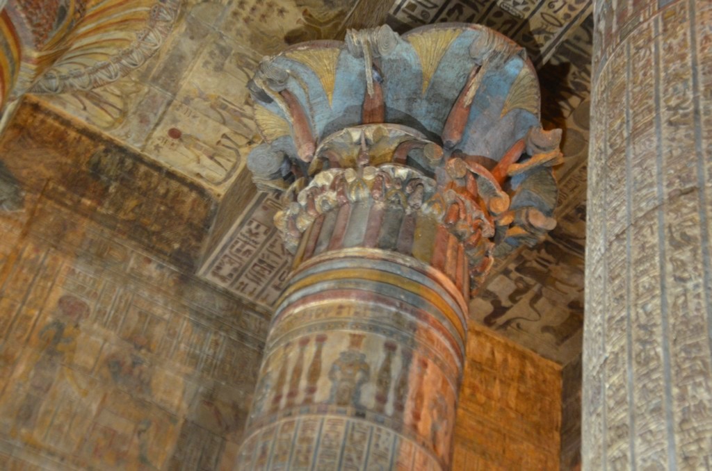 الألوان تظهر على أحد الأعمدة باللمعبد الألوان تظهر على أحد الأعمدة باللمعبد