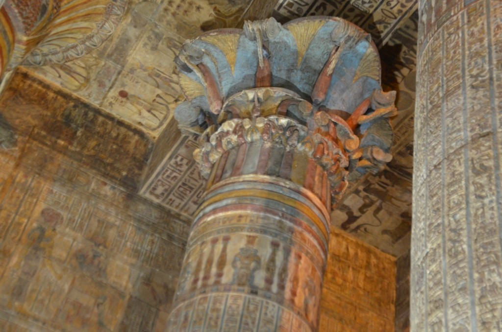 الألوان تظهر على أحد الأعمدة باللمعبد