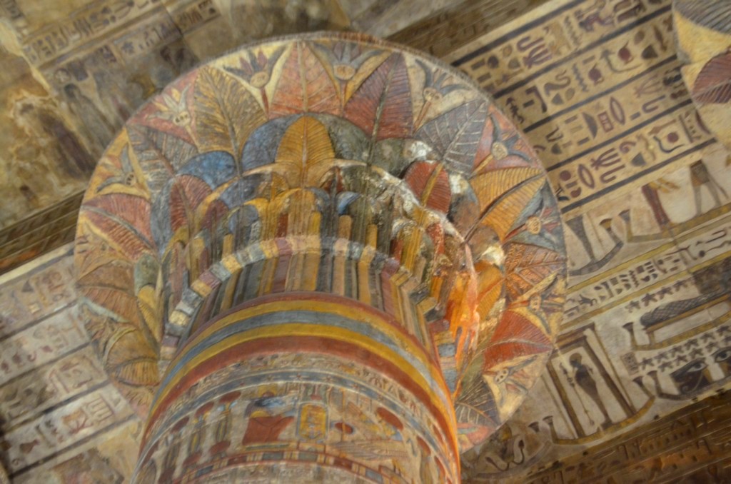 ألوان بديعة على تاج عمود بالمعبد ألوان بديعة على تاج عمود بالمعبد