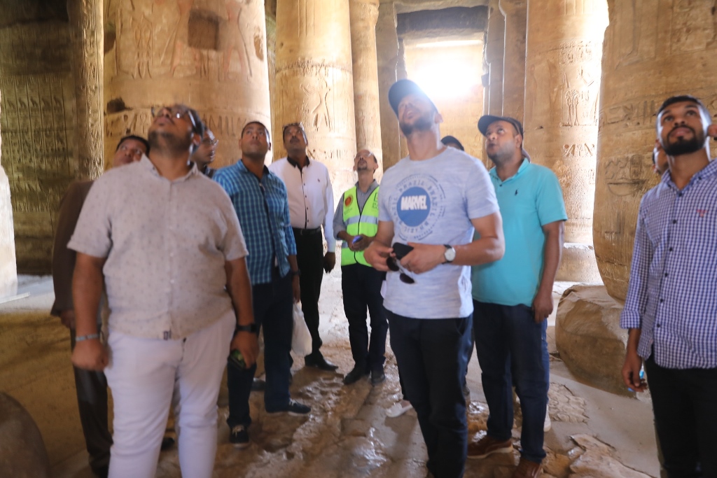 شباب مبادرة من حقك تعرف يتفقدون مشروعات حياة كريمة بقرى البلينا (9)