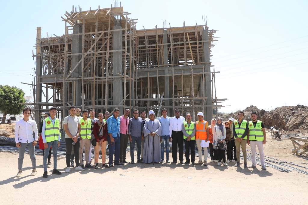 شباب مبادرة من حقك تعرف يتفقدون مشروعات حياة كريمة بقرى البلينا (1)