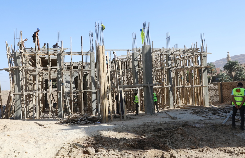 شباب مبادرة من حقك تعرف يتفقدون مشروعات حياة كريمة بقرى البلينا (7)