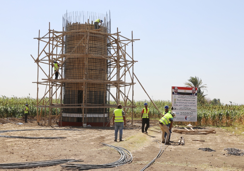 شباب مبادرة من حقك تعرف يتفقدون مشروعات حياة كريمة بقرى البلينا (2)