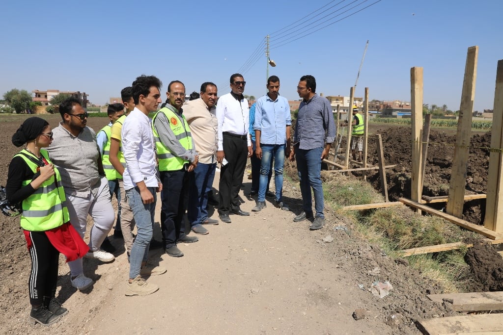 شباب مبادرة من حقك تعرف يتفقدون مشروعات حياة كريمة بقرى البلينا (6)