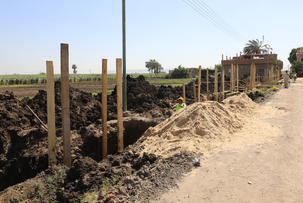 شباب مبادرة من حقك تعرف يتفقدون مشروعات حياة كريمة بقرى البلينا (5)