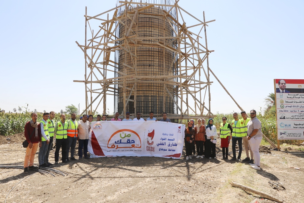 شباب مبادرة من حقك تعرف يتفقدون مشروعات حياة كريمة بقرى البلينا (4)