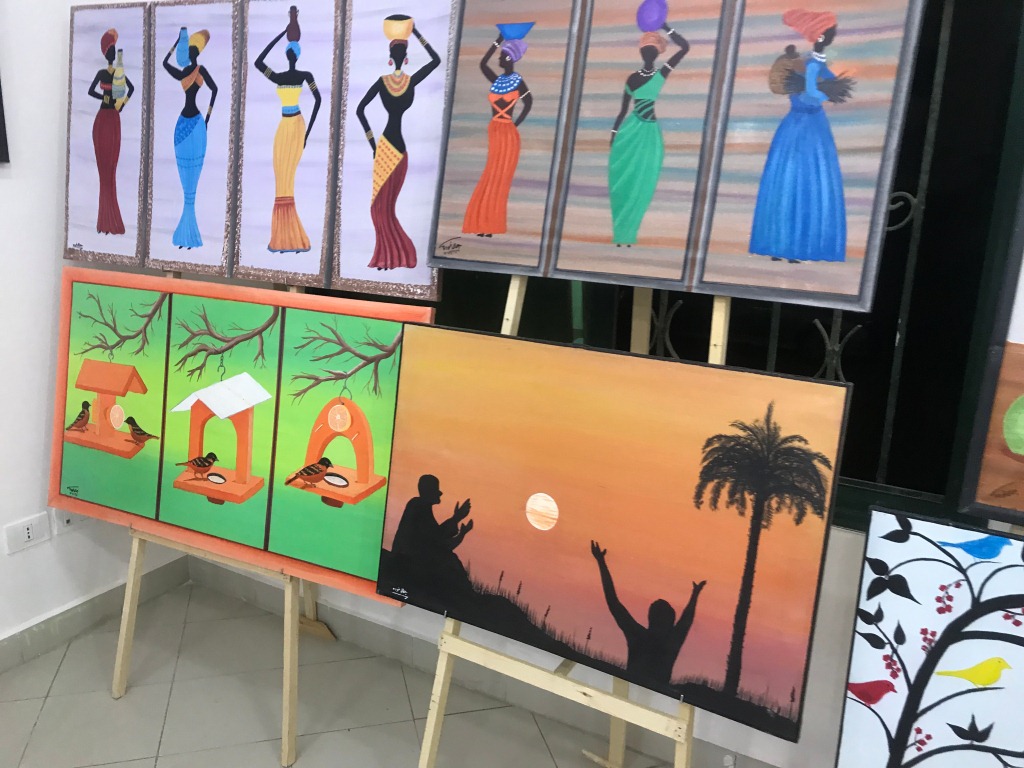 لوحات المرأة الافريقية ومشاهد الغروب