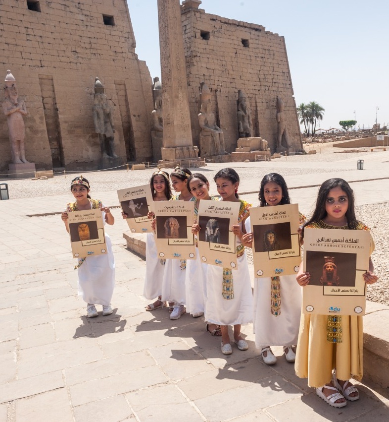 الأطفال يحلمون صور ملوك الفراعنة بمعبد الأقصر