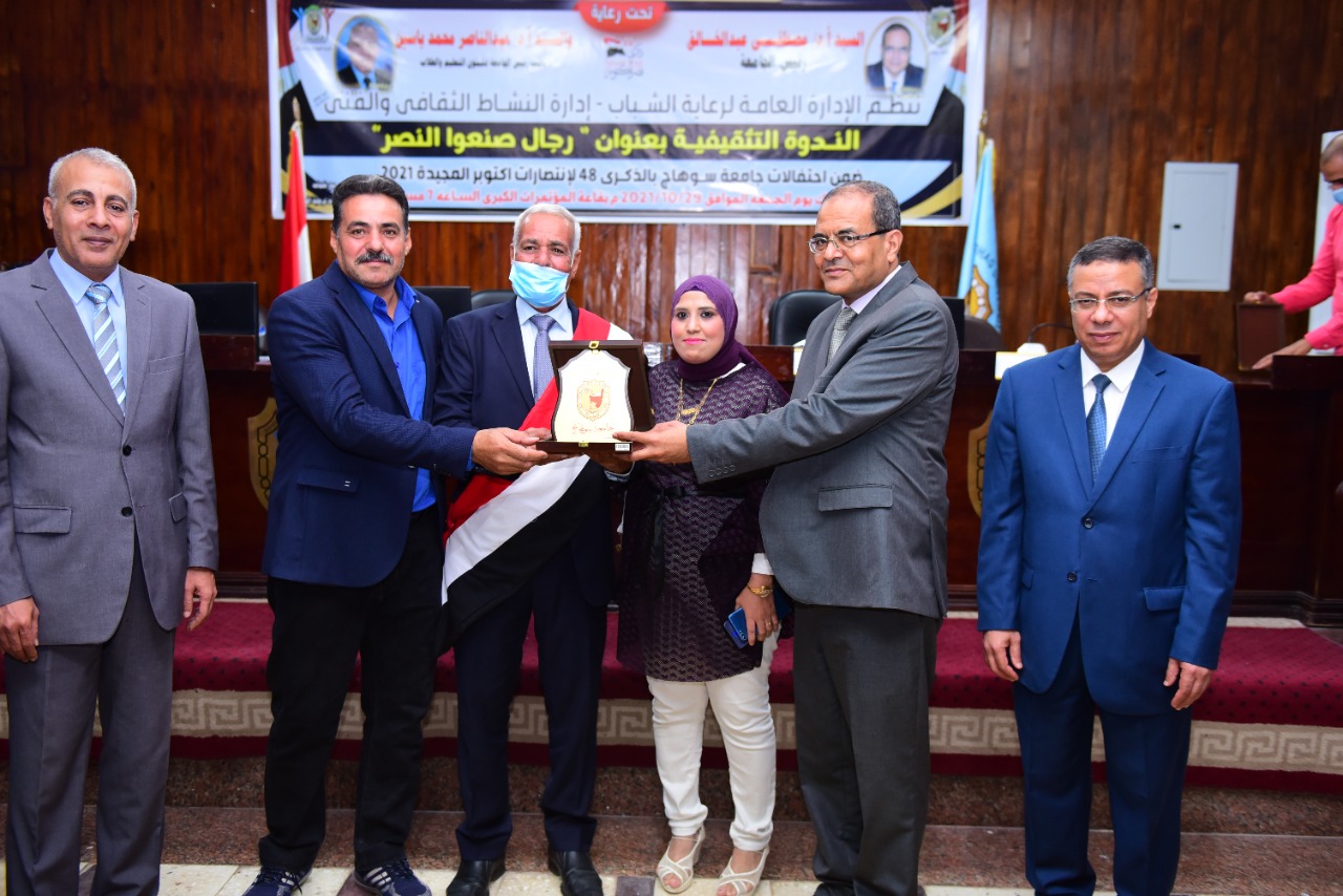 لحظة التكريم بالجامعة لحظة التكريم بالجامعة