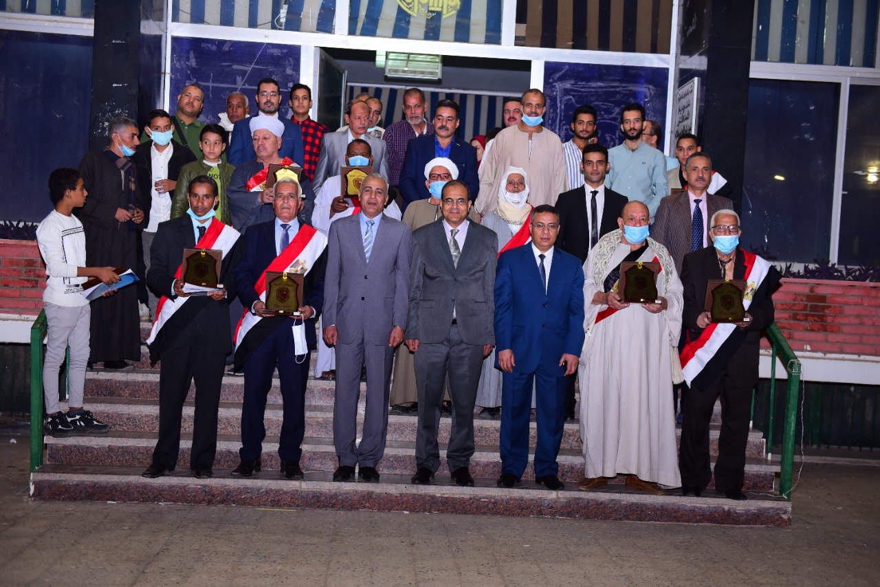 صورة تذكارية مع المكرمين صورة تذكارية مع المكرمين