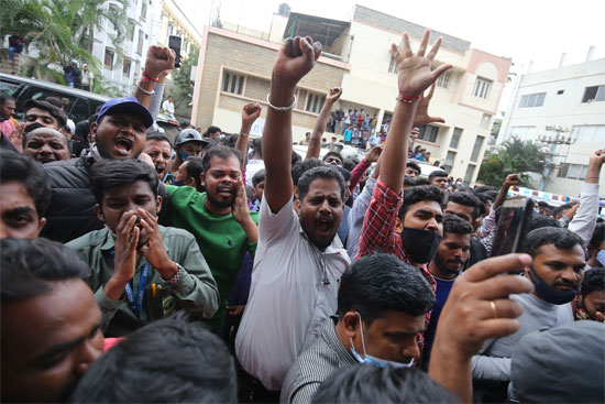 تجمع أمام المستشفى بعد وفاة الممثل الكانادي بونييث راجكومار