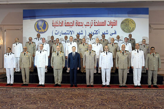وزير الداخلية وقيادات الشرطة يقدمون التهنئة لوزير الدفاع ورجال القوات المسلحة (3)