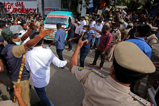 سيارة إسعاف تحمل جثمان الممثل الكانادي بونييث راجكومار