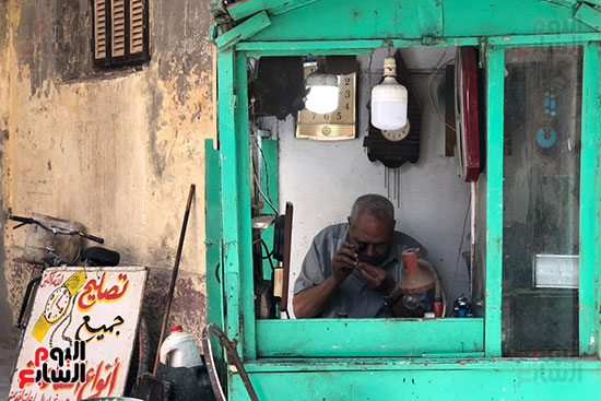 عم-عبده-يصلح-الساعات-داخل-الكشك عم-عبده-يصلح-الساعات-داخل-الكشك
