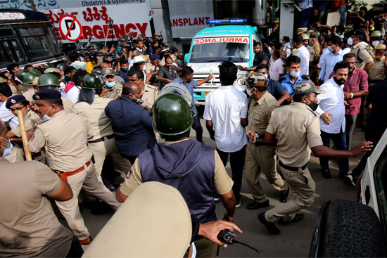 سيارة إسعاف لنقل جثمان الممثل الكانادي بونييث راجكومار