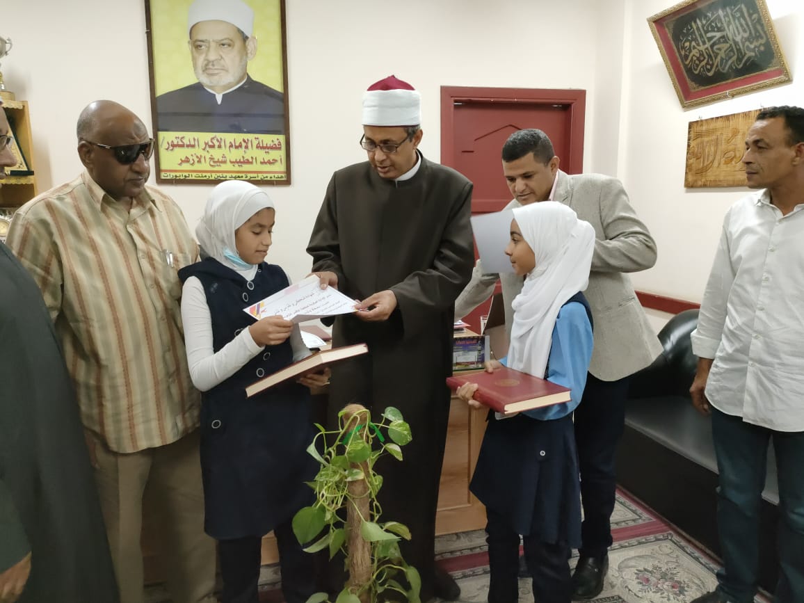 تقديم شهادات تقدير للطالبتين بمنطقة الأقصر الأزهرية