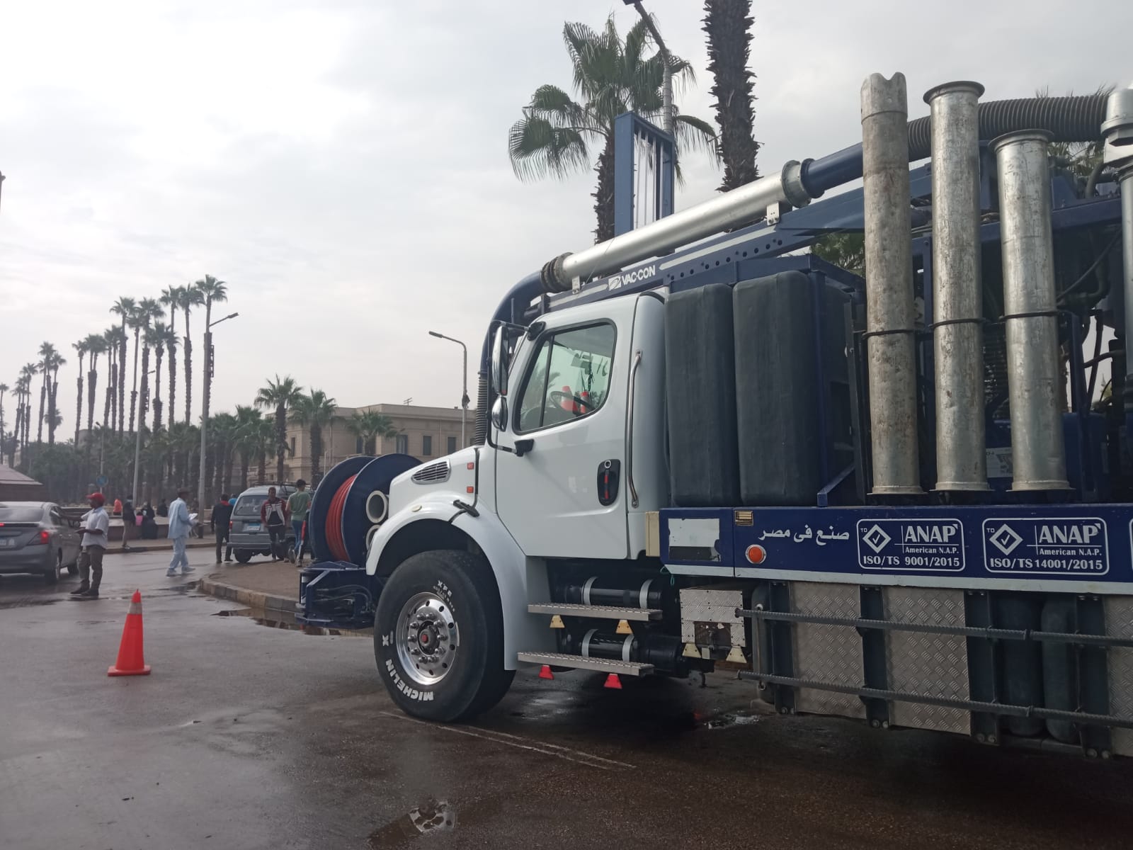 انتشار معدات شفط مياه الامطار بالشوارع (2)