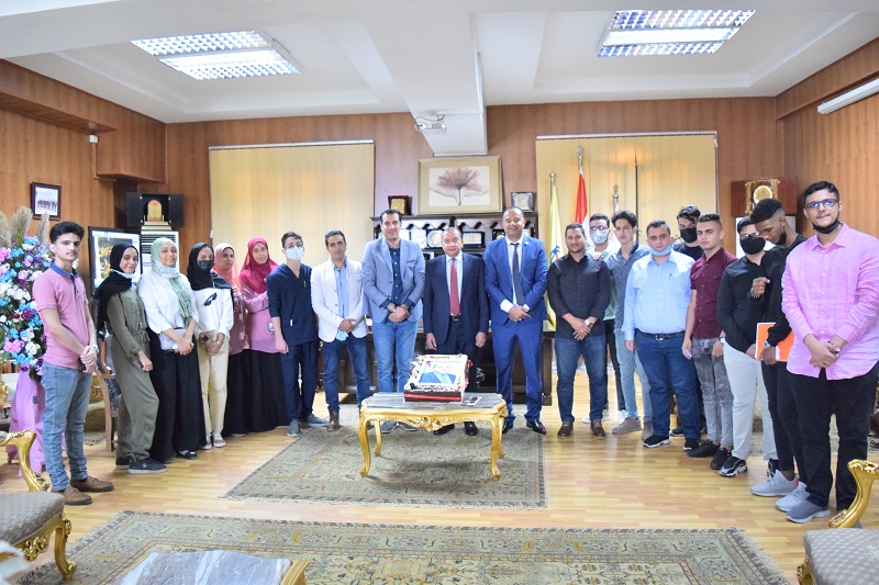 رئيس جامعة بنى سويف مع الوفد