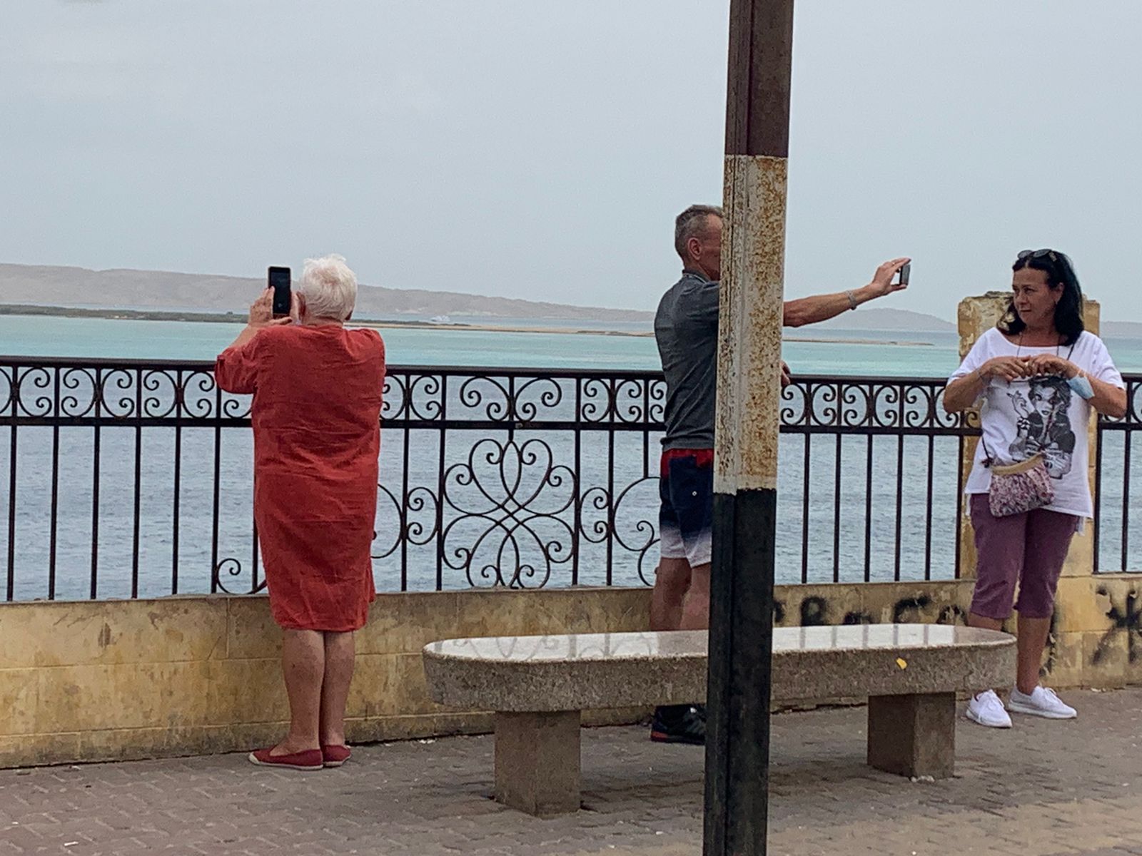 الأجانب يلتقون صور للبحر والغيوم 