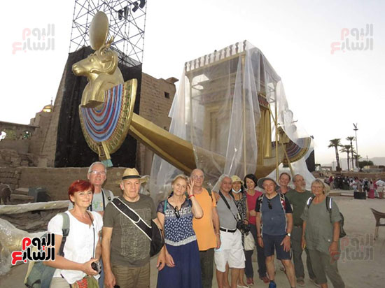 فرحة السياح مع المراكب المقدسة داخل معبد الأقصر