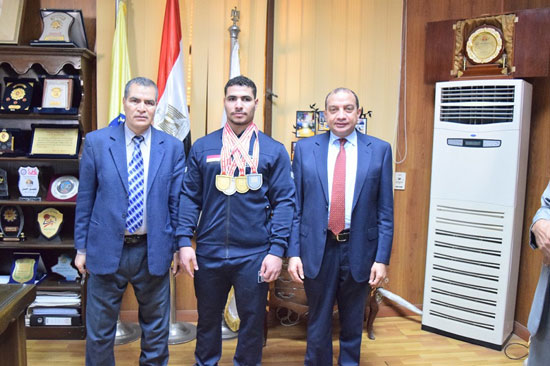بطل العالم في رفع الأثقال من ذوي الهمم يكرمه رئيس جامعة بنى سويف