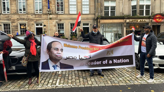الجالية المصرية تستقبل الرئيس السيسى فى جلاسجو بأعلام مصر (1)