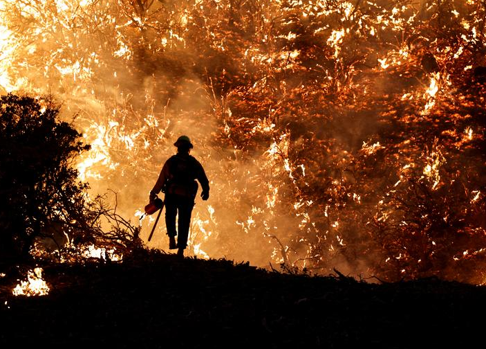 اشتعلت النيران  لمدة شهرين بالقرب من منطقة ساوث ليك تاهو في كاليفورنيا ، مما أدى إلى تشريد عشرات الآلاف