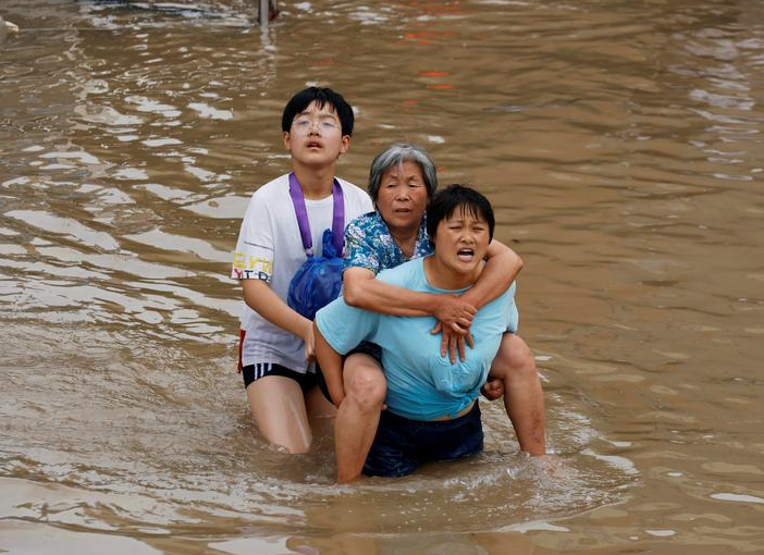 على مدار ثلاثة أيام في يوليو ، سقطت الأمطار على مدينة تشنغتشو بالصين
