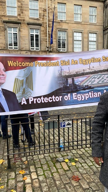 الجالية المصرية تستقبل الرئيس السيسى فى جلاسجو بأعلام مصر (6)