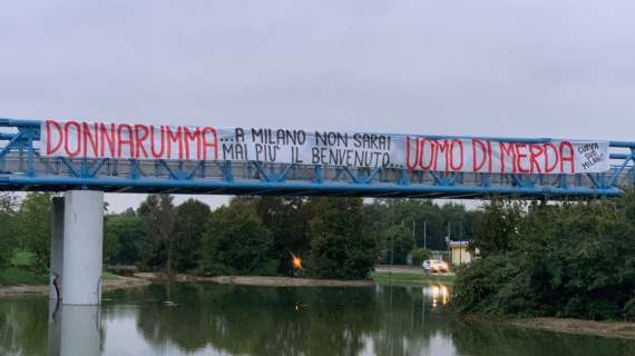 لافتة جماهير ميلان ضد دوناروما