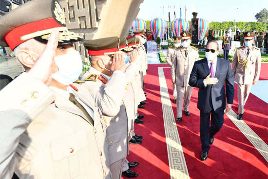 الرئيس السيسى يتلقى التحية أمام قبر الجندى المجهول وجمال عبد الناصر والسادات