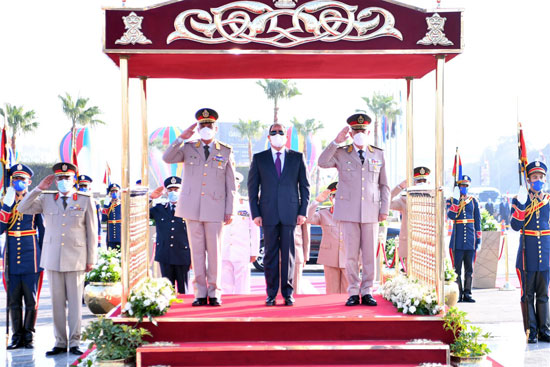 الرئيس السيسى أمام قبر الجندى المجهول وجمال عبد الناصر والسادات