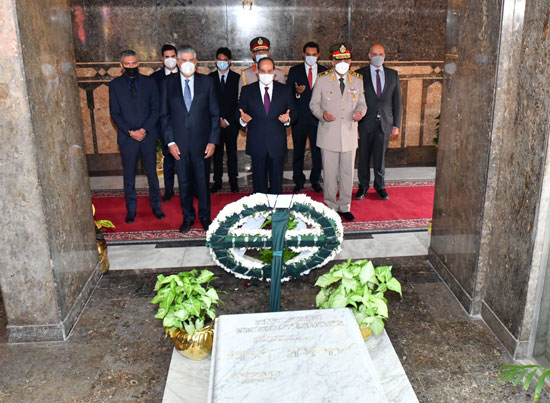 الرئيس السيسى يضع أكاليل الزهور على قبر الجندى المجهول وجمال عبد الناصر والسادات (2)