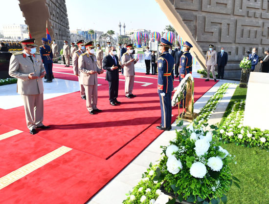 الرئيس السيسى يصل قبر الجندى المجهول وجمال عبد الناصر والسادات