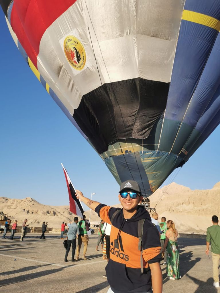شاب يحمل علم مصر خلال احتفالية البالون بالاقصر