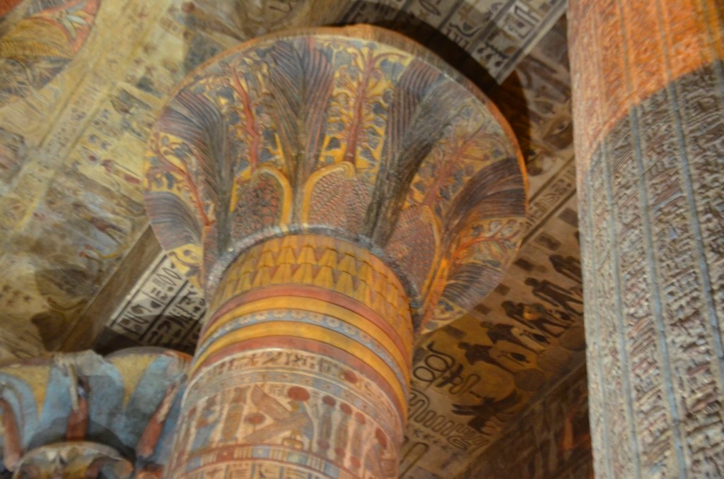 ترميمات الأعمدة تظهر ألوانها بالمعبد