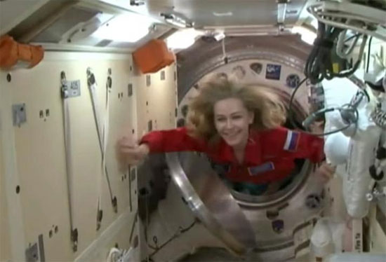تدخل الممثلة الروسية يوليا بيريسيلد ، عضو طاقم محطة الفضاء الدولية (ISS) ، إلى محطة الفضاء الدولية