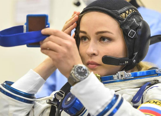 عضو طاقم محطة الفضاء الدولية (ISS) الممثلة الروسية يوليا بيريسيلد تنظر إلى مرآة بعد ارتدائها بدلة فضائية