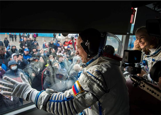 طاقم محطة الفضاء الدولية (ISS) رائد الفضاء الروسي أنطون شكابليروف والممثلة يوليا بيريسيلد يلوحان وداعًا من الحافلة