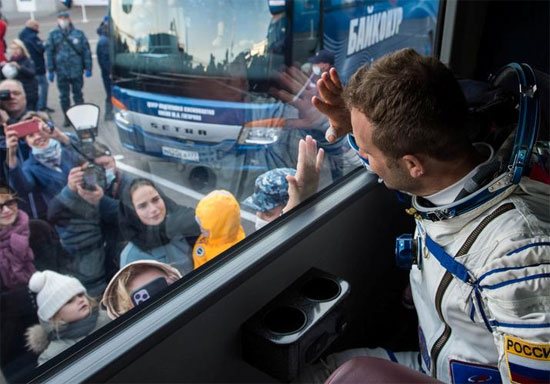 يودع عضو طاقم محطة الفضاء الدولية (ISS) المخرج الروسي كليم شيبينكو أثناء مغادرته