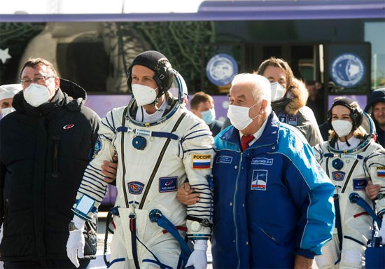 أعضاء طاقم محطة الفضاء الدولية (ISS) المخرج السينمائي الروسي كليم شيبينكو والممثلة يوليا بيريسيلد
