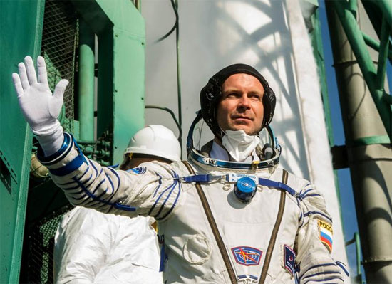 يودع عضو طاقم محطة الفضاء الدولية (ISS) المخرج الروسي كليم شيبينكو أثناء صعوده مركبة الفضاء