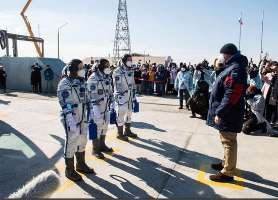 أعضاء طاقم محطة الفضاء الدولية (ISS) ، رائد الفضاء الروسي أنطون شكابليروف ، والمخرج السينمائي كليم شيبينكو والممثلة يوليا بيريسيلد