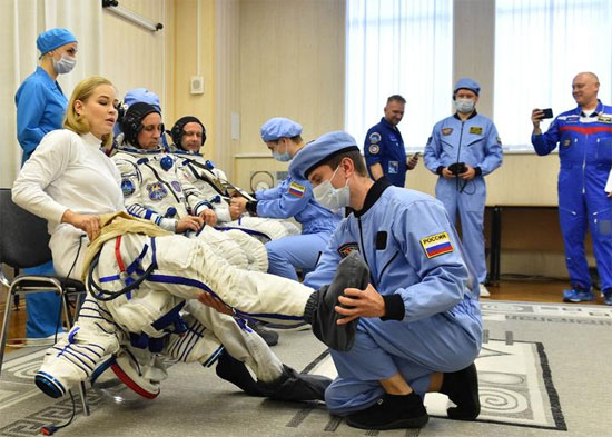 الممثلة الروسية يوليا بيريسيلد ، عضو طاقم محطة الفضاء الدولية (ISS) ، في ارتداء بدلة