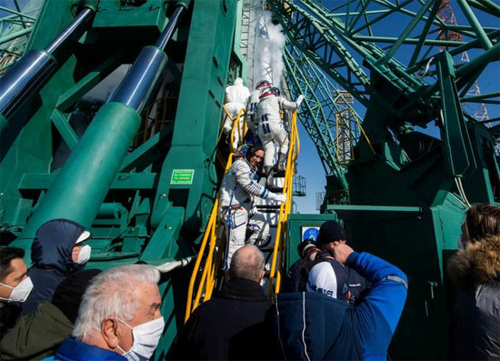 طاقم محطة الفضاء الدولية (ISS) رائد الفضاء الروسي أنطون شكابليروف ، المخرج السينمائي كليم شيبينكو والممثلة يوليا بيريسيلد على متن مركبة الفضاء